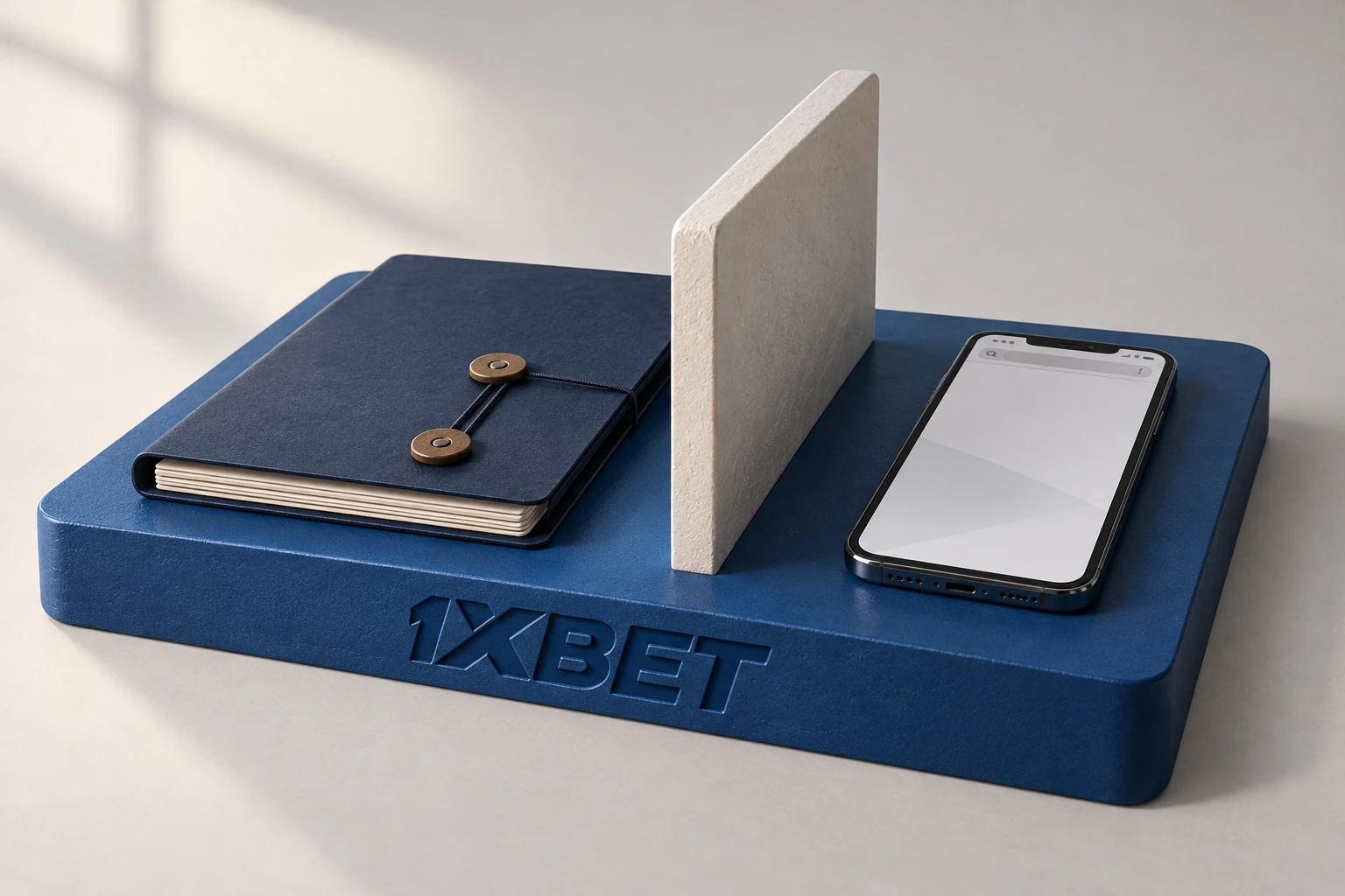 Un fichier fermé et un téléphone sont séparés par une cloison sur un plateau bleu 1XBET.