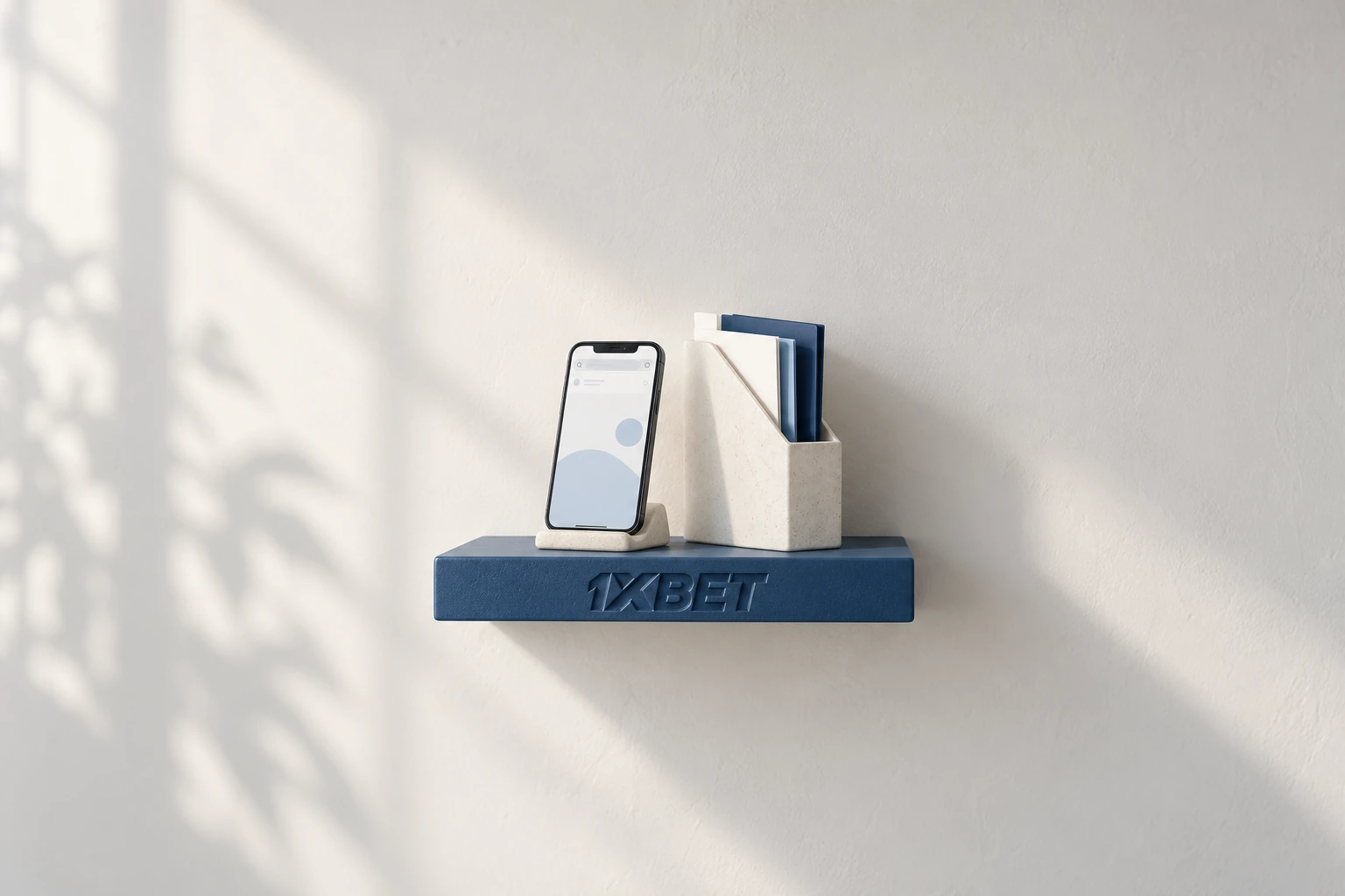 Un téléphone et un étui de fichier sont posés sur une étagère bleue dont la tranche porte 1XBET.